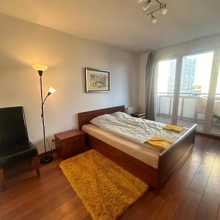 Private - Free Parking - Netflix 波兹南